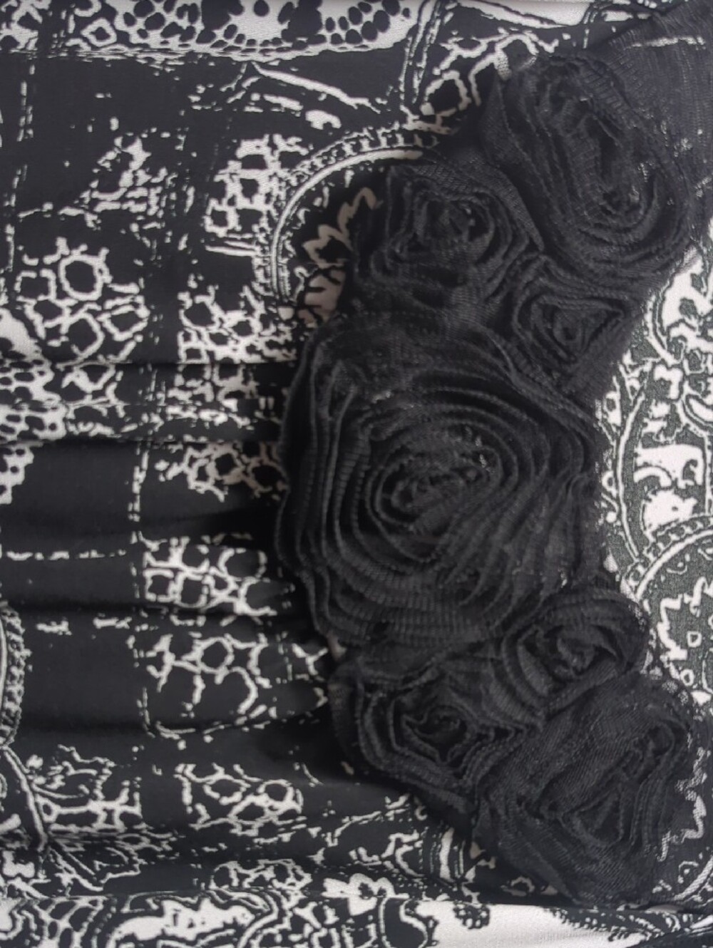 Saint Tropez West Black and White Paisley Sleeveless Top with Rosette Trim - Picture 4 of 6
